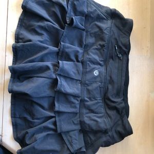 Lululemon black gold skirt size 4